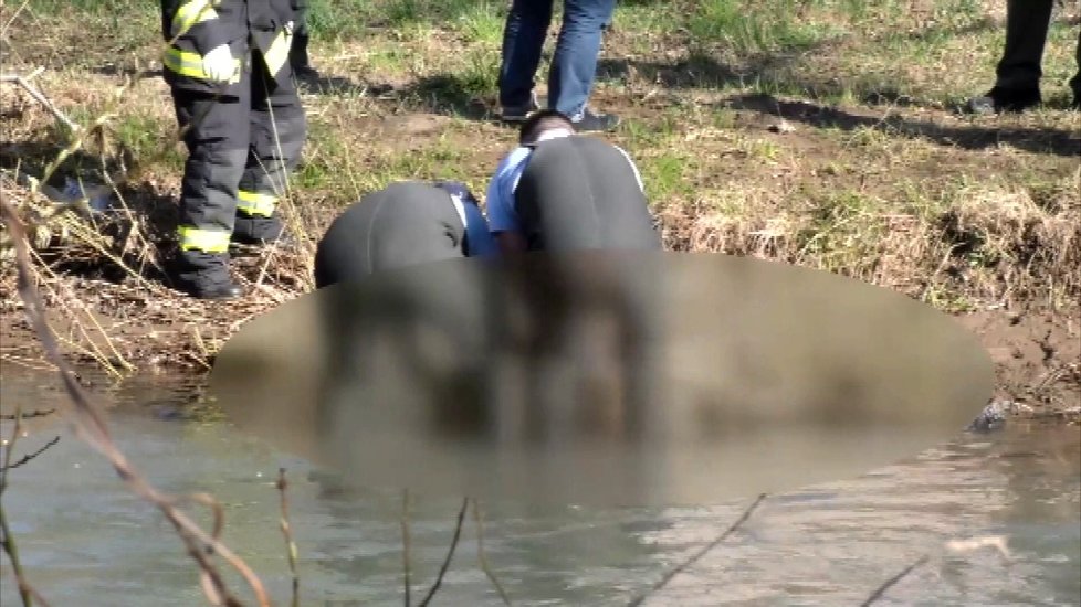 Policisté vytahují z řeky mrtvolu Michala.
