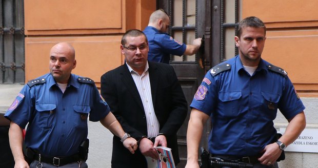 Eskorta přivádí Ukrajince Andreje Patskana ke krajskému soudu v Brně. Soudce ho poslal na 6 let do vězení kvůli pěstování marihuany, loupežné přepadení auta se ale podle soudu nepodařilo prokázat.