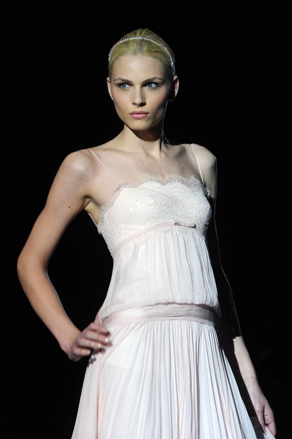 Dvacetiletý australsko-srbský model Andrej Pejic vypadal ve svatebních šatech úchvatně.