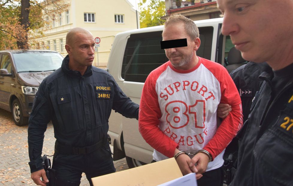 Policisté přivádějí k soudu v Rokycanech Alberta A. (43), kterého viní, že ve čtvrtek střelil do hlavy svou přítelkyni (37).