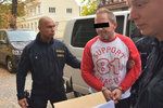 Policisté přivádějí k soudu v Rokycanech Alberta A. (43), kterého viní, že ve čtvrtek střelil do hlavy svou přítelkyni (37).