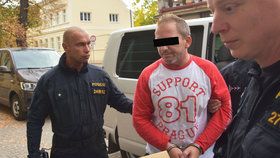 Policisté přivádějí k soudu v Rokycanech Alberta A. (43), kterého viní, že ve čtvrtek střelil do hlavy svou přítelkyni (37).