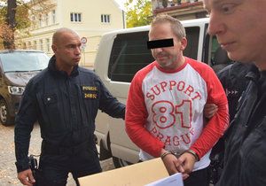 Policisté přivádějí k soudu v Rokycanech Alberta A. (43), kterého viní, že ve čtvrtek střelil do hlavy svou přítelkyni (37).