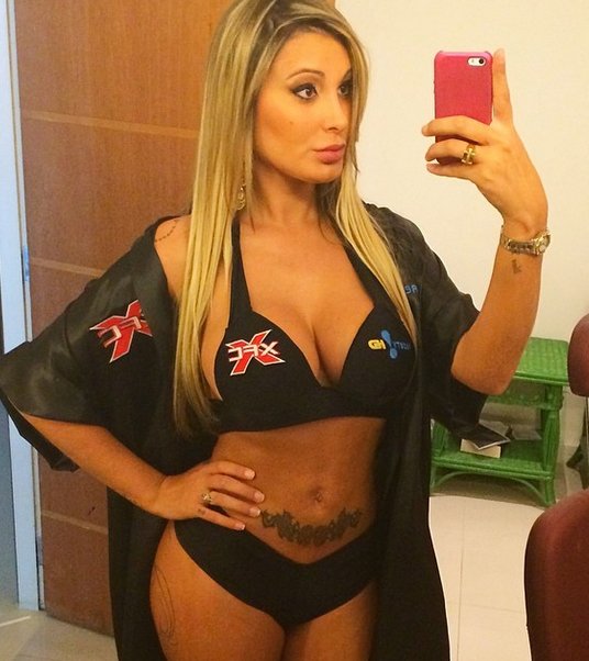 Andressa Urach, vítězka Miss Bum Bum, tvrdí, že se vyspala s Ronaldem. Ten to popírá. Ve středu ho přišla pozdravit před hotel v Brazílii.