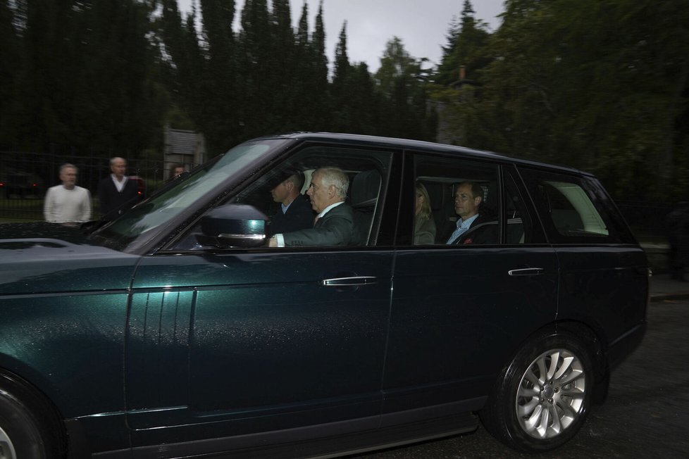 Synové královny, princové Andrew a Edward, dorazili za královnou na zámek Balmoral.