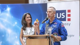 Astronaut Andrew Feustel a jeho žena Indira.