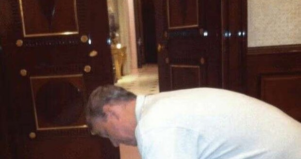 Foto Pangeran Andrew dirilis sebagai bagian dari arsip Epstein Foto Pangeran Andrew dirilis sebagai bagian dari arsip Epstein