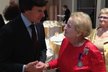 Bývalý americký velvyslanec v Praze Andrew Schapiro gratuloval Madeleine Albrightové k 80. narozeninám.