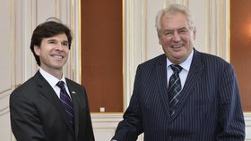 Andrew Schapiro s prezidentem Zemanem při jmenování velvyslancem na Pražském Hradě
