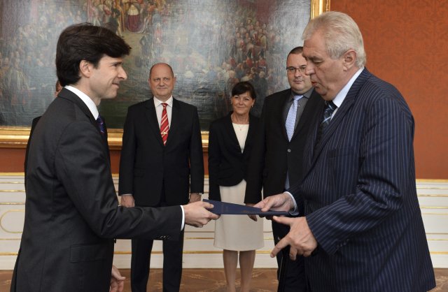 Andrew Schapiro s prezidentem Zemanem při jmenování velvyslancem na Pražském hradě