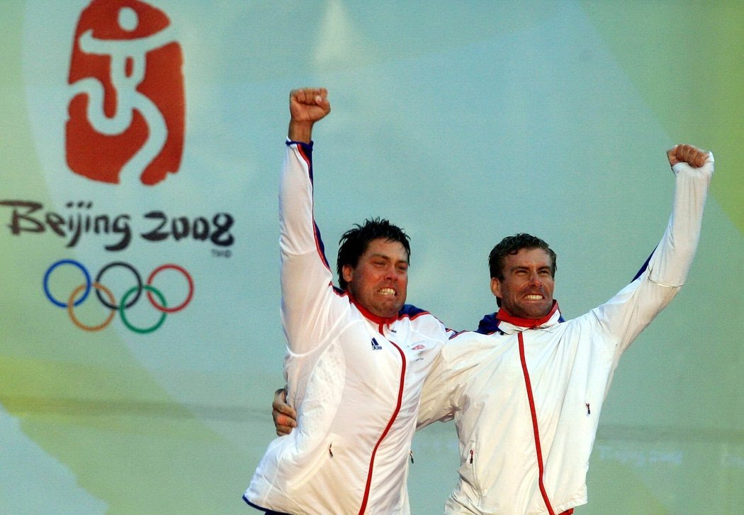 Andrew Simpson (vpravo) při svém triumfu na olympiádě v Pekinu