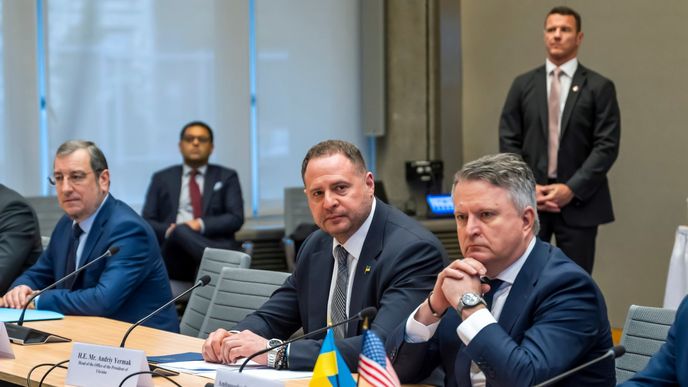 Andrij Jermak a Serhij Kyslycja na jednání s Američany o míru (23. 11. 2025). Andrij Jermak a Serhij Kyslycja na jednání s Američany o míru (23. 11. 2025).