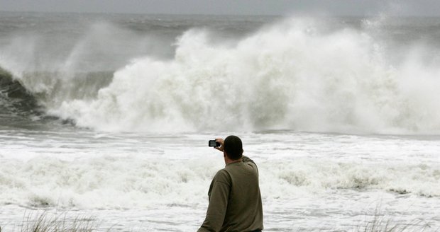 Sandy se blíží a americké pobřeží se bouří