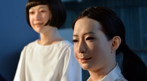 Japonští androidé vezmou moderátorům práci 