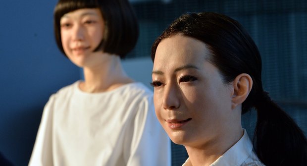 Japonští androidé vezmou moderátorům práci