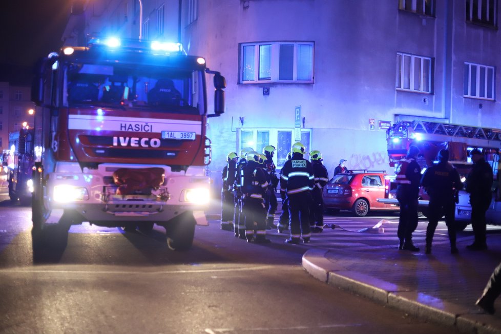 V pražské Libni hořel byt v jednom z domů v Andrštově ulici. Při požáru zemřel jeden z obyvatel domu. (27. prosince 2021)