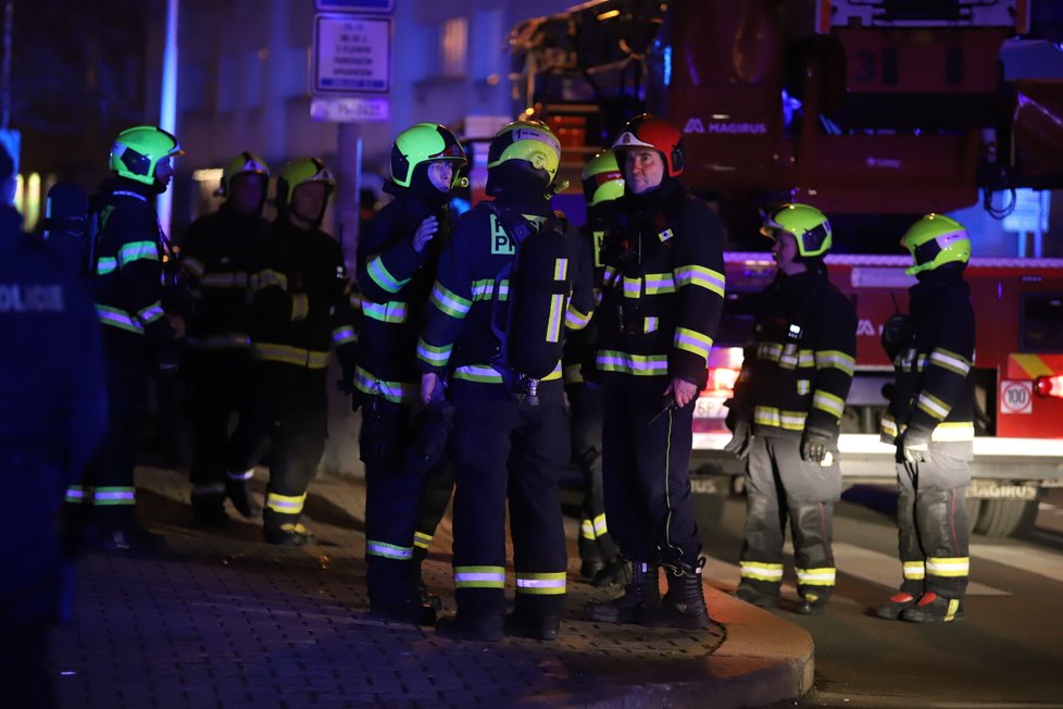 V pražské Libni hořel byt v jednom z domů v Andrštově ulici. Při požáru zemřel jeden z obyvatel domu. (27. prosince 2021)