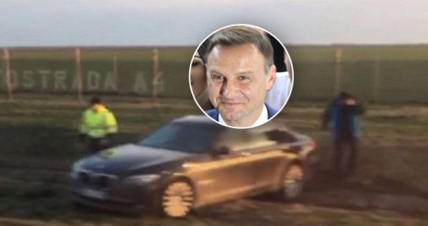 Limuzíně s polským prezidentem praskla pneumatika v 170kilometrové rychlosti! Pancéřované BMW skončilo na poli