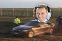 Limuzíně s polským prezidentem praskla pneumatika v 170kilometrové rychlosti! Pancéřované BMW skončilo na poli