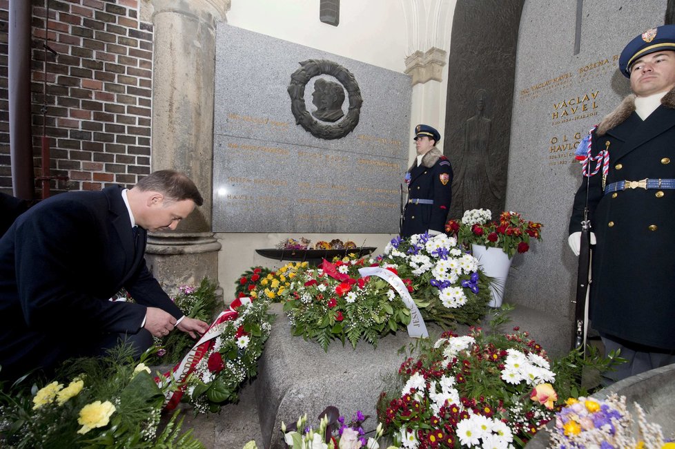 Polský prezident Andrzej Duda s manželkou Agatou u hrobu Václava Havla