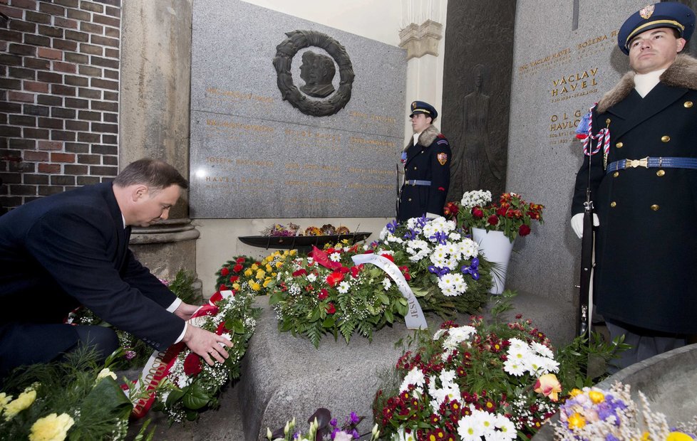 Polský prezident Andrzej Duda s manželkou Agatou u hrobu Václava Havla