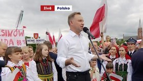 Polský prezident Andrzej Duda během vítězného projevu před svými příznivci po 2. kole voleb v POlsku (13.7.2020)