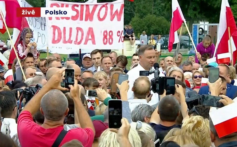 Polský prezident Andrzej Duda během vítězného projevu před svými příznivci po 2. kole voleb v POlsku (13.7.2020)