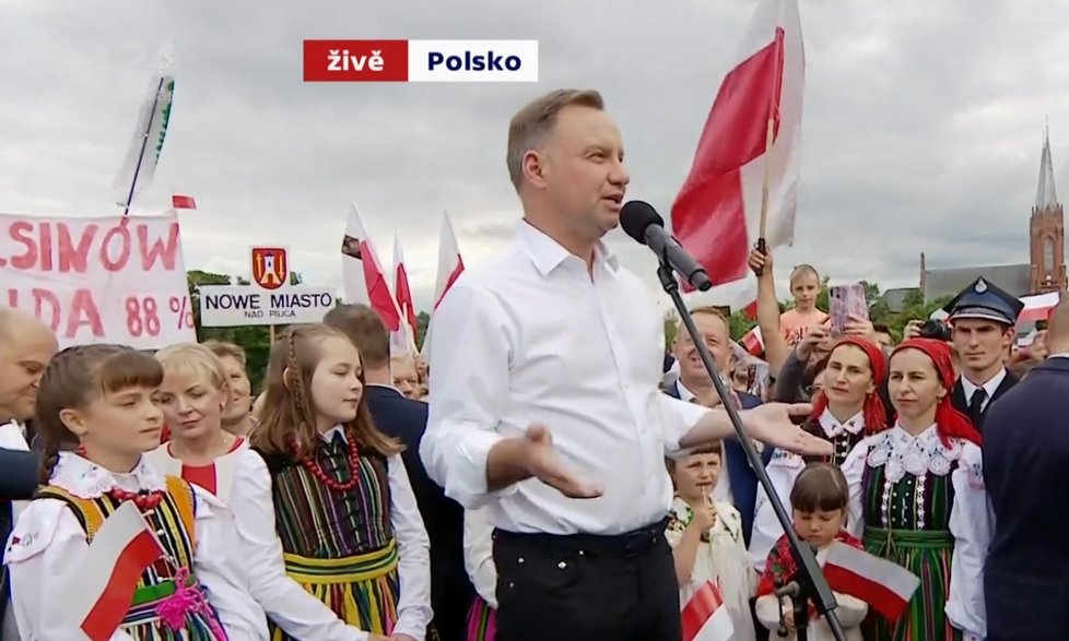 Polský prezident Andrzej Duda během vítězného projevu před svými příznivci po 2. kole voleb v Polsku (13. 7. 2020)