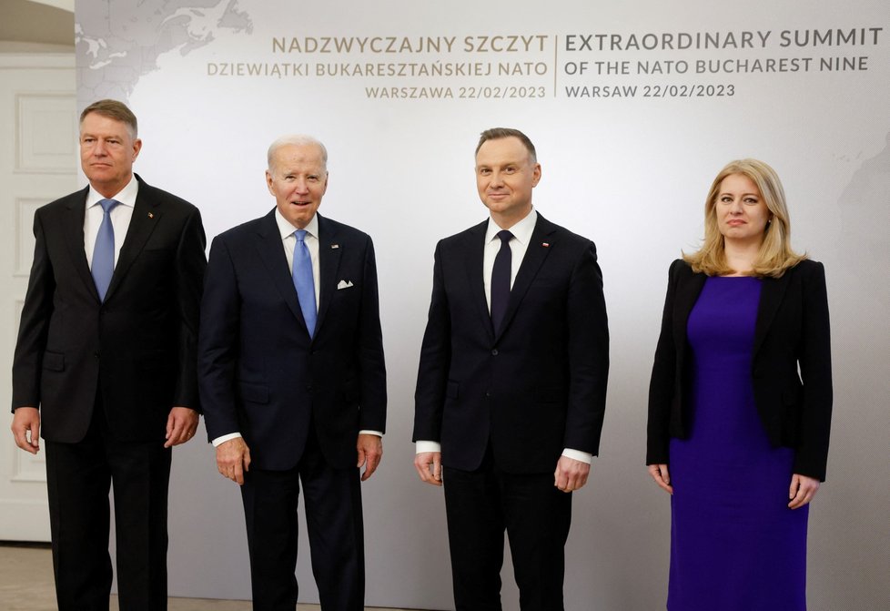 Jednání skupiny B9 ve Varšavě: Prezident Rumunska Klaus Iohannis, americký prezident Joe Biden, polský prezident Andrzej Duda a slovenská prezidentka Zuzana Čaputová (22.2.2023)