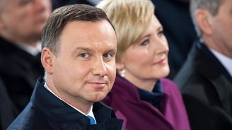 Kontroverzní reforma rozdělila polskou nejsilnější stranu. Prezident Duda varuje vetem