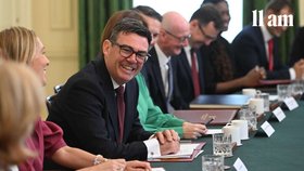 Nový britský premiér Andy Burnham vede první zasedání kabinetu.