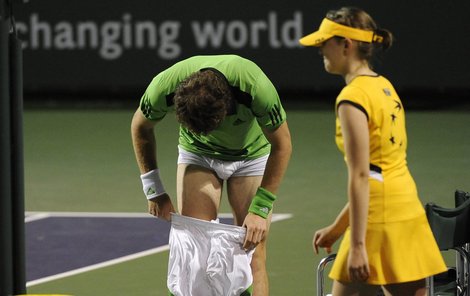 Britský tenista Murray svým striptýzem pobavil mladou sběračku.
