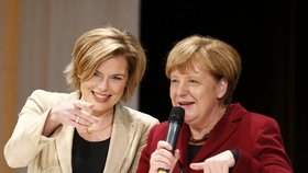 Kancléřka a šéfka CDU Angela Merkelová s místopředsedkyní strany Julií Klöcknerovou