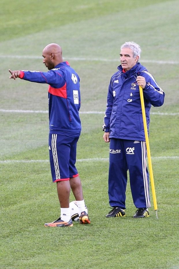 Nicolas Anelka a Raymond Domenech na tréningu francúzskej reprezentácie. Nicolas Anelka a Raymond Domenech na tréningu francúzskej reprezentácie.
