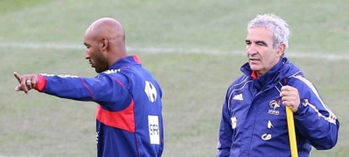 Nicolas Anelka a Raymond Domenech na tréningu francúzskej reprezentácie.