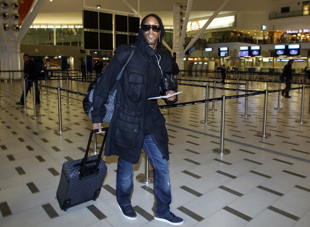 Nicolas Anelka těsně před odletem do Londýna na letišti v JAR. Nicolas Anelka těsně před odletem do Londýna na letišti v JAR.