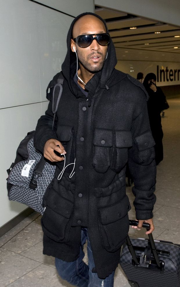 Nicolas Anelka po příletu do Londýna. Nicolas Anelka po příletu do Londýna.
