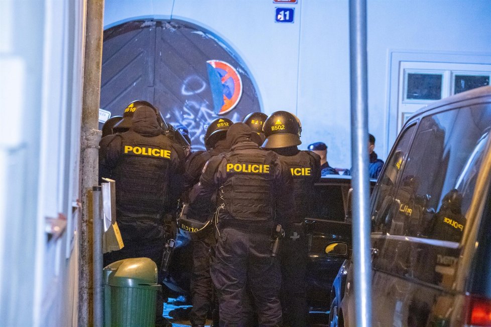 Nelegální party v Praze ukončila policie. V tajně otevřeném klubu v samém centru hlavního města bylo přes sto lidí
