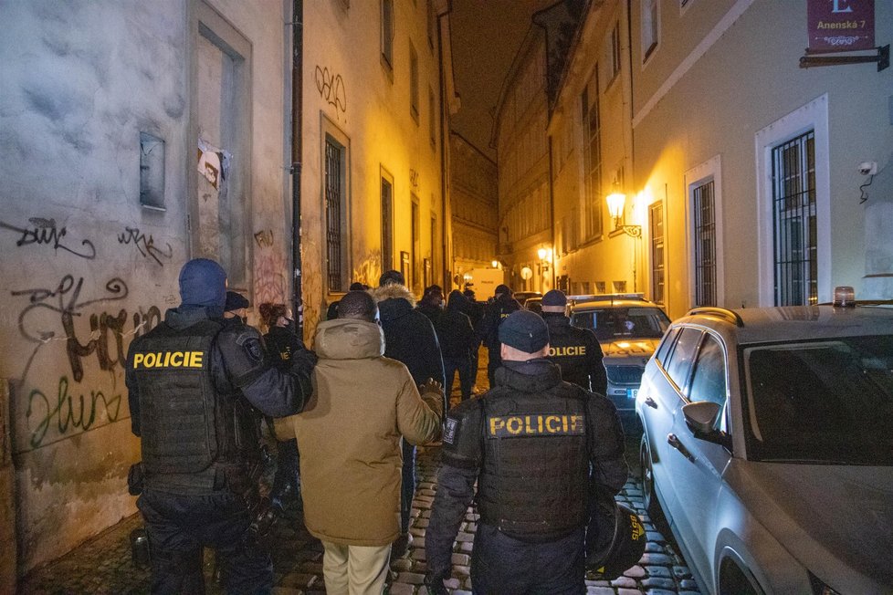 Nelegální party v Praze ukončila policie. V tajně otevřeném klubu v samém centru hlavního města bylo přes sto lidí.