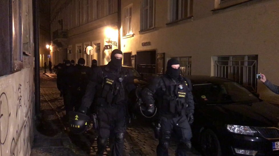 Nelegální party v Praze ukončila policie. V tajně otevřeném klubu v samém centru hlavního města bylo přes sto lidí