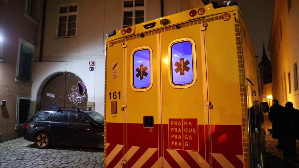 Nelegální party v Praze ukončila policie. V tajně otevřeném klubu v samém centru hlavního města bylo přes sto lidí.