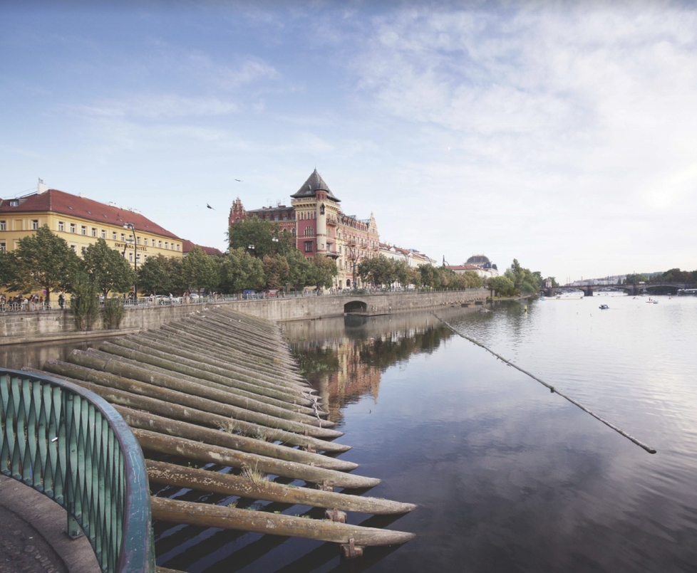 Vizualizace, jak se měl původně proměnit tzv. Anenský trojúhelník na Smetanově nábřeží. Kvůli javoru, který na místě nakonec zůstane, se ale projekt promění a průchod na nábřeží se vyčistí jen ze strany od řeky.