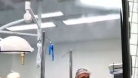 Anesteziolog se ukájel na pacientce během císařského řezu. Zachytila to skrytá kamera!