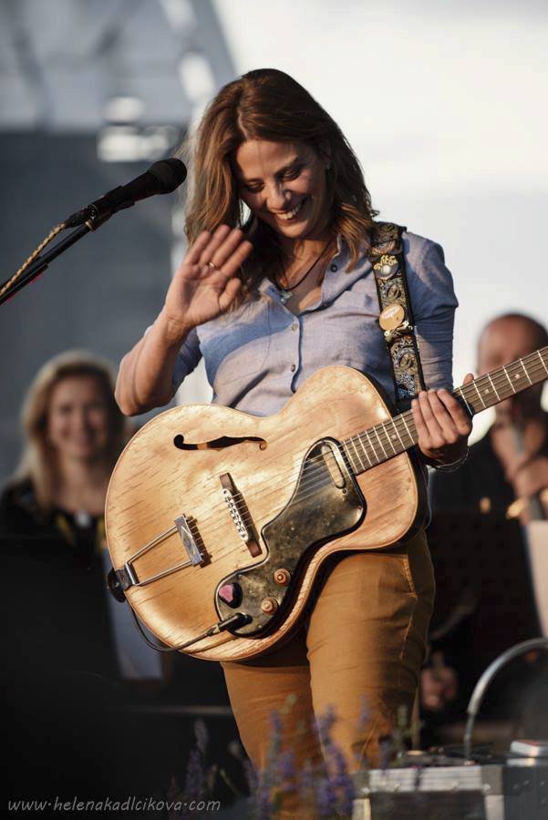 Aneta Langerová hraje na kytaru.