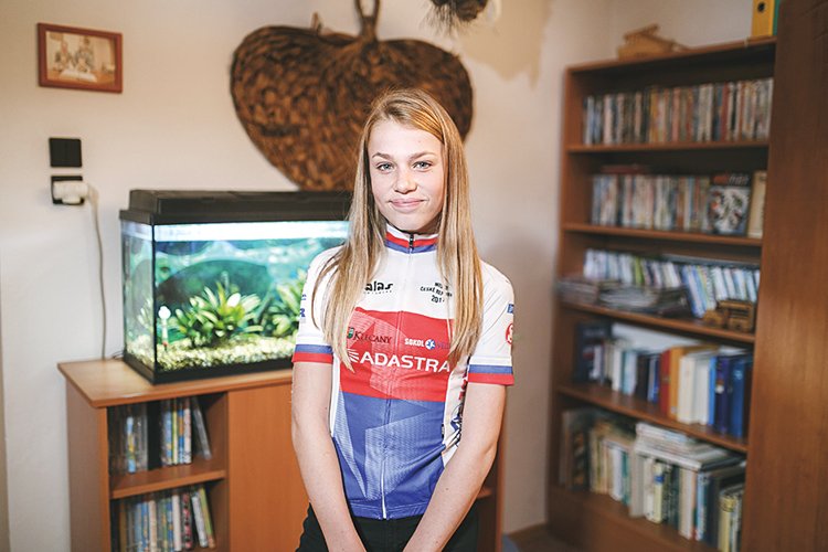 Aneta Novotná: 14 let, Říčany. Její zálibou jsou horská kola – cross country, cyklokros CX.