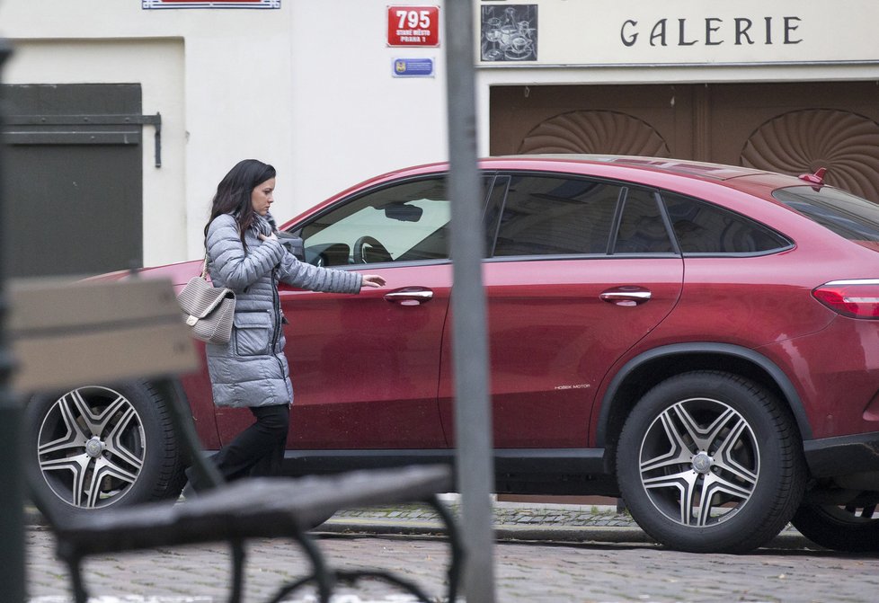 Luxusní mercedes, kterým Aneta Savarová jezdí, má být darem od Patrika.