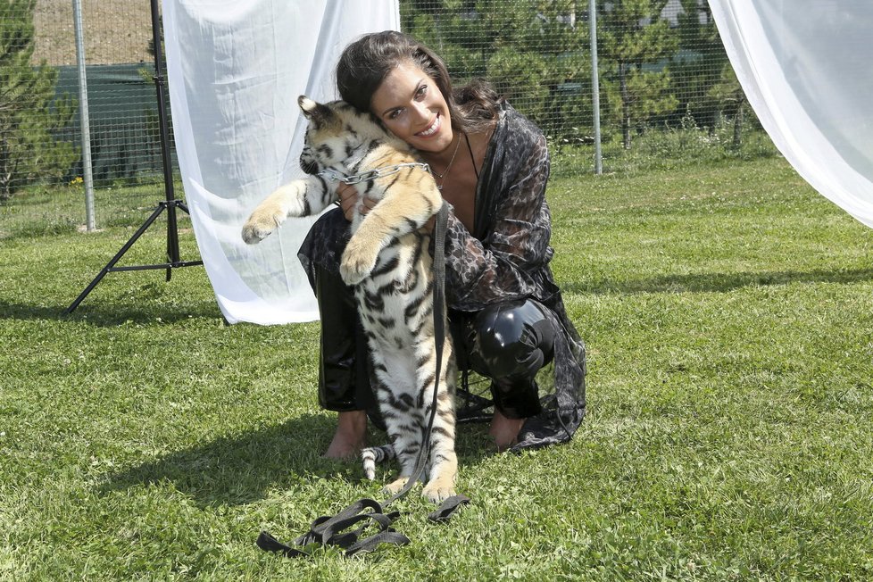 Aneta Vignerová se mazlila s tygříkem.