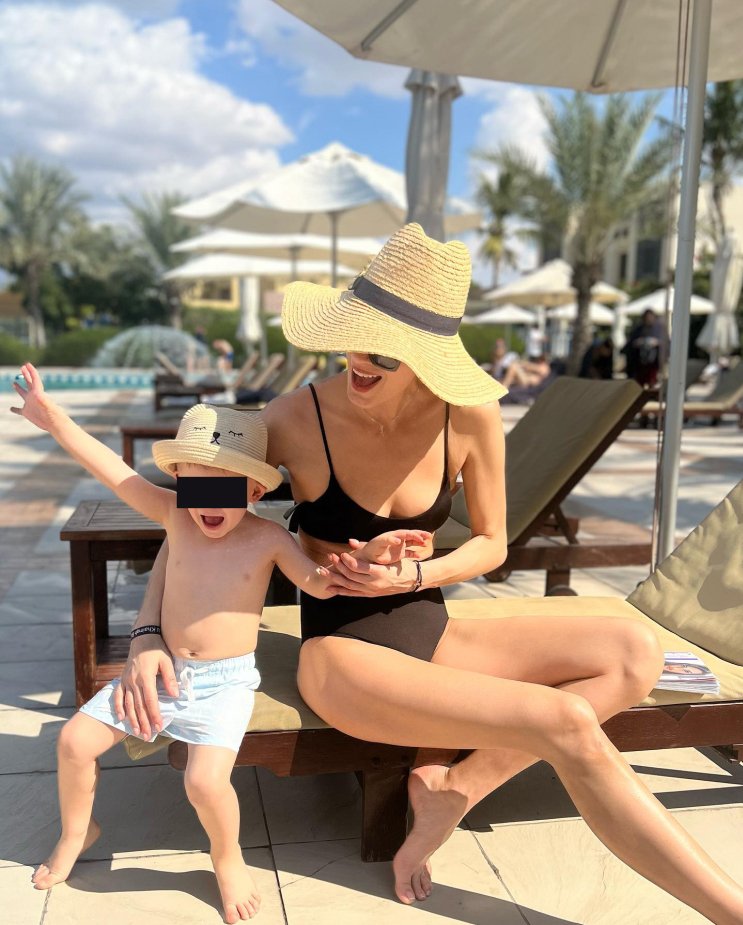 Aneta Vignerová se synem Jiříkem na dovolené v Emirátech.