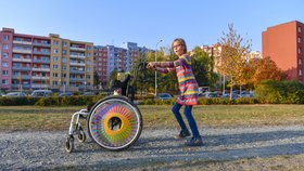 2018 - Venku je invalidní vozík jejím stálým pomocníkem. Buď se Anetka veze, nebo ho před sebou tlačí. A to neměla podle lékařů chodit…