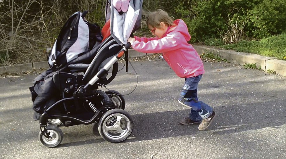 Anetka pokaždé vyžaduj kočárek, ale nechce v něm ležeet, nýbrž ho tlačit před sebou.